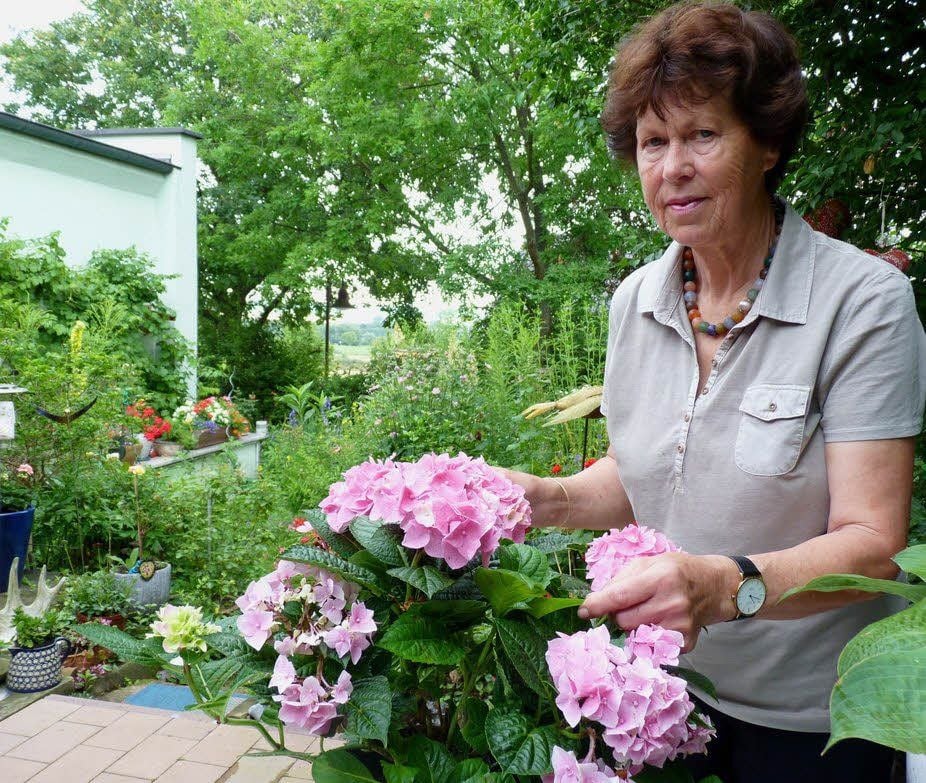 Sabine Reich liebt Blumen und ihren Garten am Haus. Im Sommer genießt sie gern die Natur.