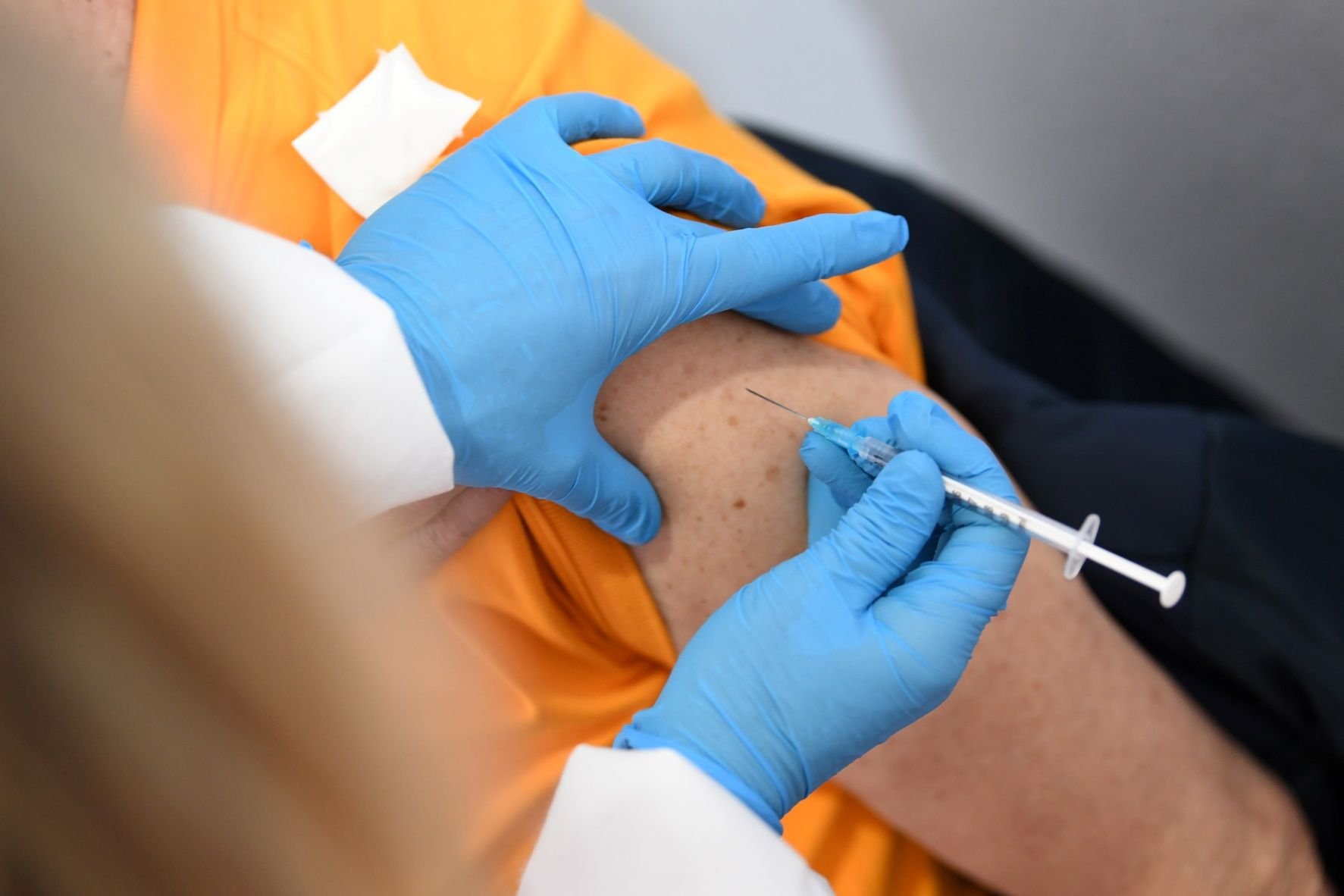 Ein Senior wird gegen das Coronavirus geimpft.