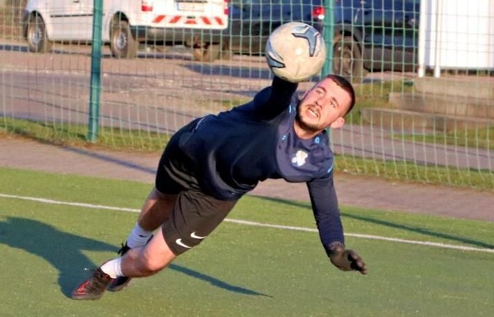 Torhüter Eric Peter Brünoth fliegt bei der ersten Trainingseinheit durch die Luft.