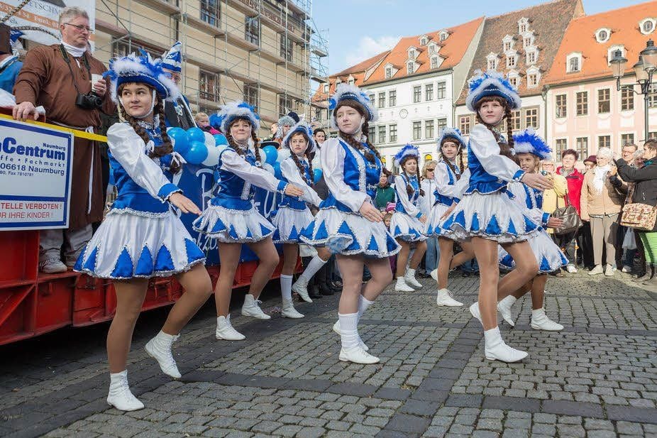 Blauweiß ist der Karneval im rotweißen Naumburg: Um 11.11 Uhr tanzt die Funkengarde auf dem Markt.