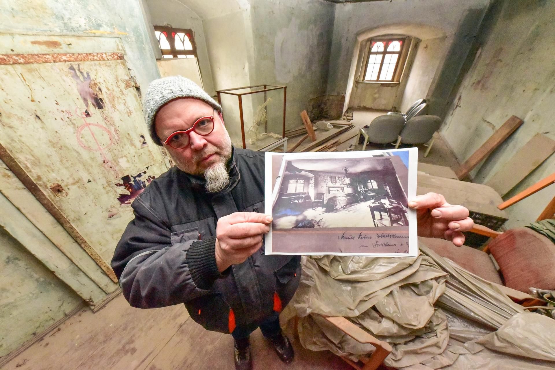 „Meines Vaters Arbeitszimmer“ ist ein Foto aus dem Nachlass von Förster Friedel benannt.