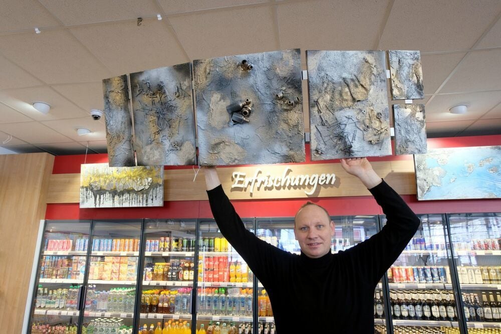 Der Chef der Jessener Sprint-Tankstelle, Christoph Pötzsch, findet die Ausstellung im Innenraum des Gebäudes faszinierend.