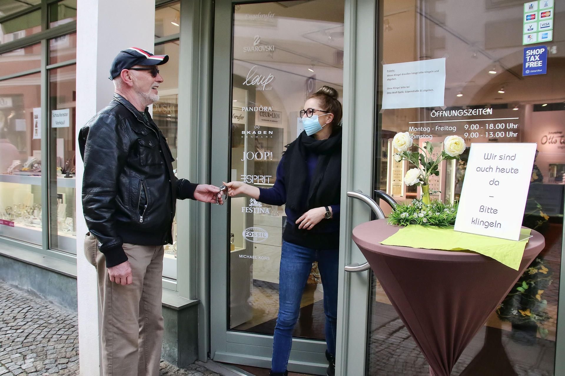 Franco Riether freut sich, dass er beim Termin-Shopping schnell eine neue Batterie für seine Uhr bekommt.