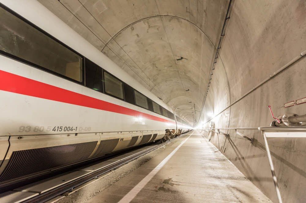 Für den Ausbildungstag ist ein ICE aus Leipzig im 6,4 Kilometer langen Bibratunnel eingetroffen.