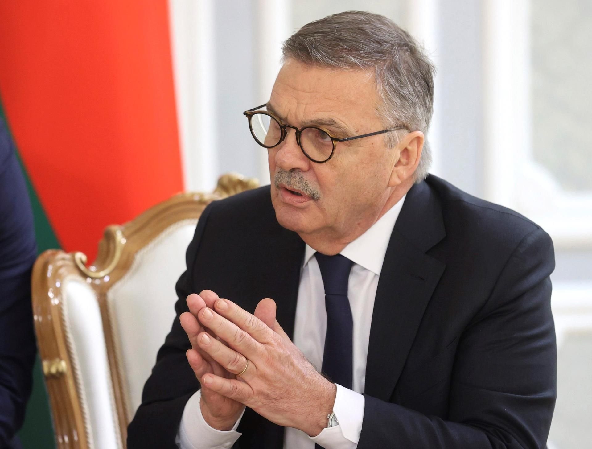 Rene Fasel, Präsident des Internationalen Eishockeyverbandes IHF, spricht während eines Treffens mit dem Präsidenten von Belarus, Lukaschenko (nicht im Bild).