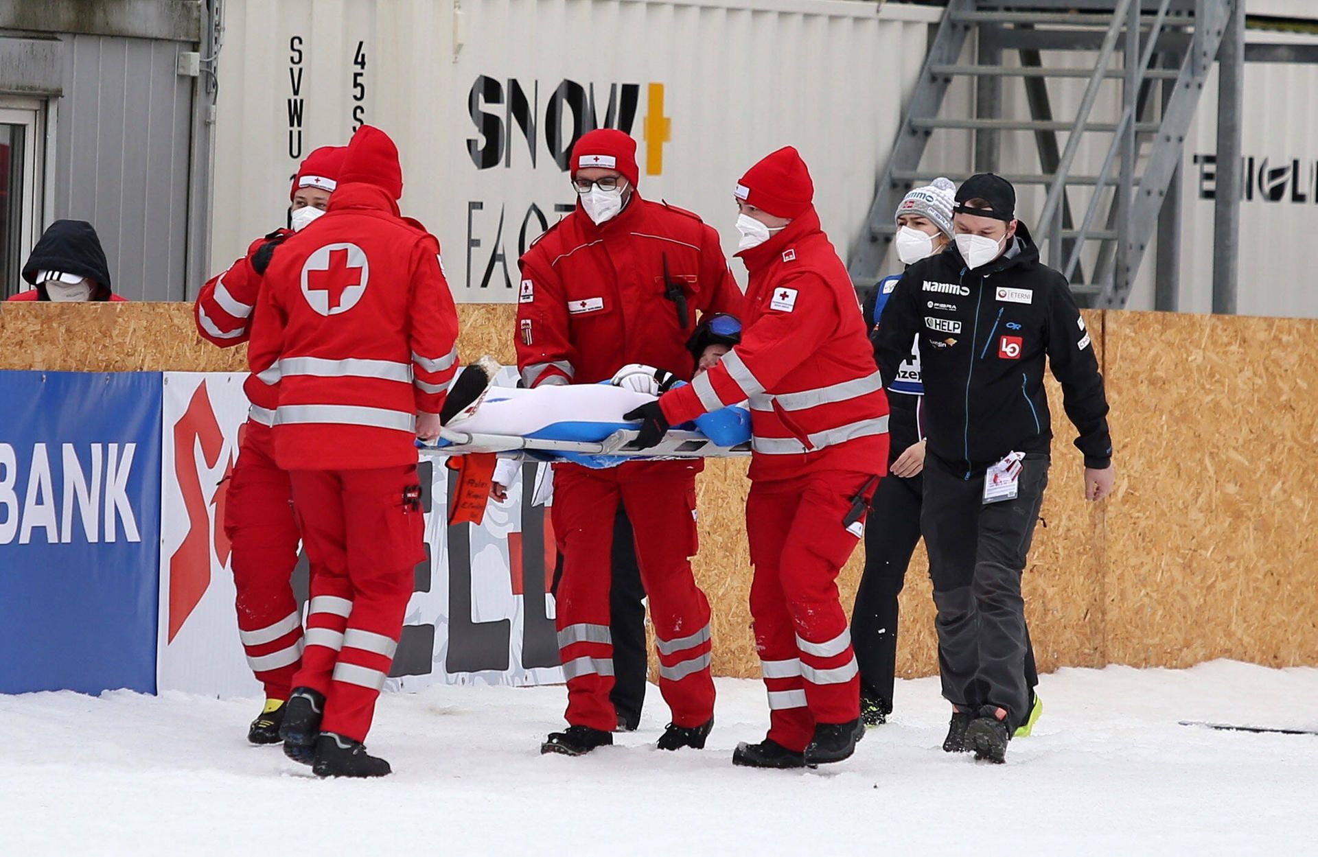 Skispringerin Maria Kvandal wird nach ihrem schweren Sturz abstransportiert.