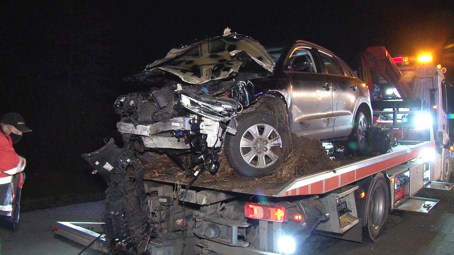 Ein Unfallauto steht auf einem Abschleppwagen. Bei dem Unfall bei Bramschec kam eine Frau ums Leben.