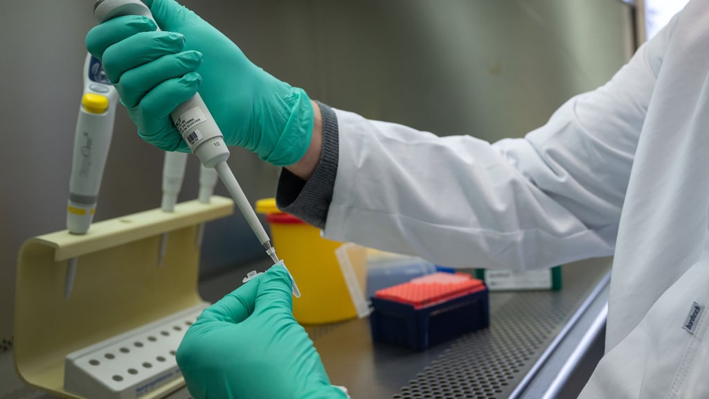 Droht nach Delta und Omikron nun eine neue Variante des Coronavirus? Foto: Sebastian Gollnow/ Symbol/