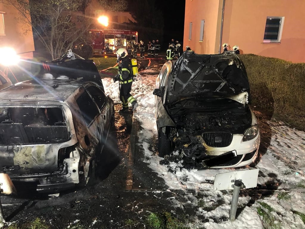 In der Eisleber Tölpestraße haben am späten Freitagabend drei Pkw gebrannt.