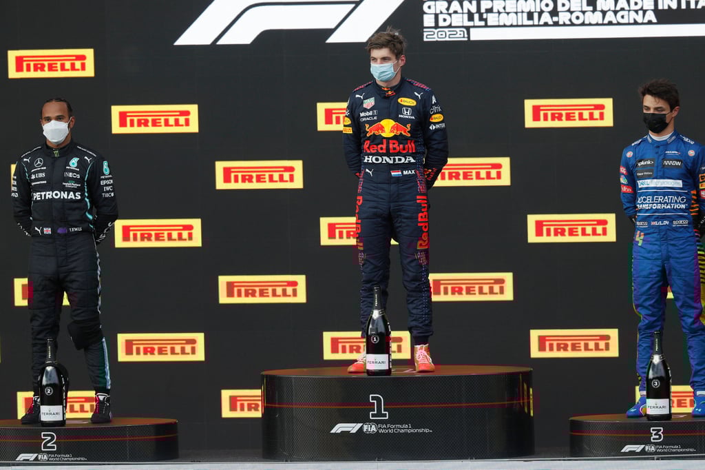 Sir Lewis Hamilton, Max Verstappen und Lando Norris auf dem Siegerpodest von Imola.