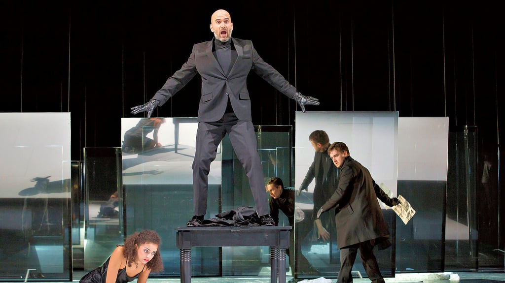 Opernabend am Anhaltischen Theater in Dessau-Roßlau, v. l.: Natasha Sallès als Eurydice, Matthew Peña als Heurtebise, Martin Anderson als Orphée ll (im Hintergrund) und Philipp Jekal als Orphée