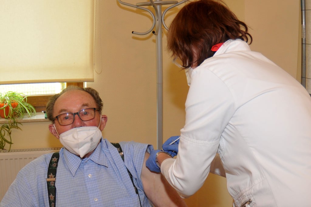 Dr. Katja Wiebe impft den 87-jährigen Bornstedter Heinz-Herrmann Thiele beim Impftermin am Freitag in Bornstedt