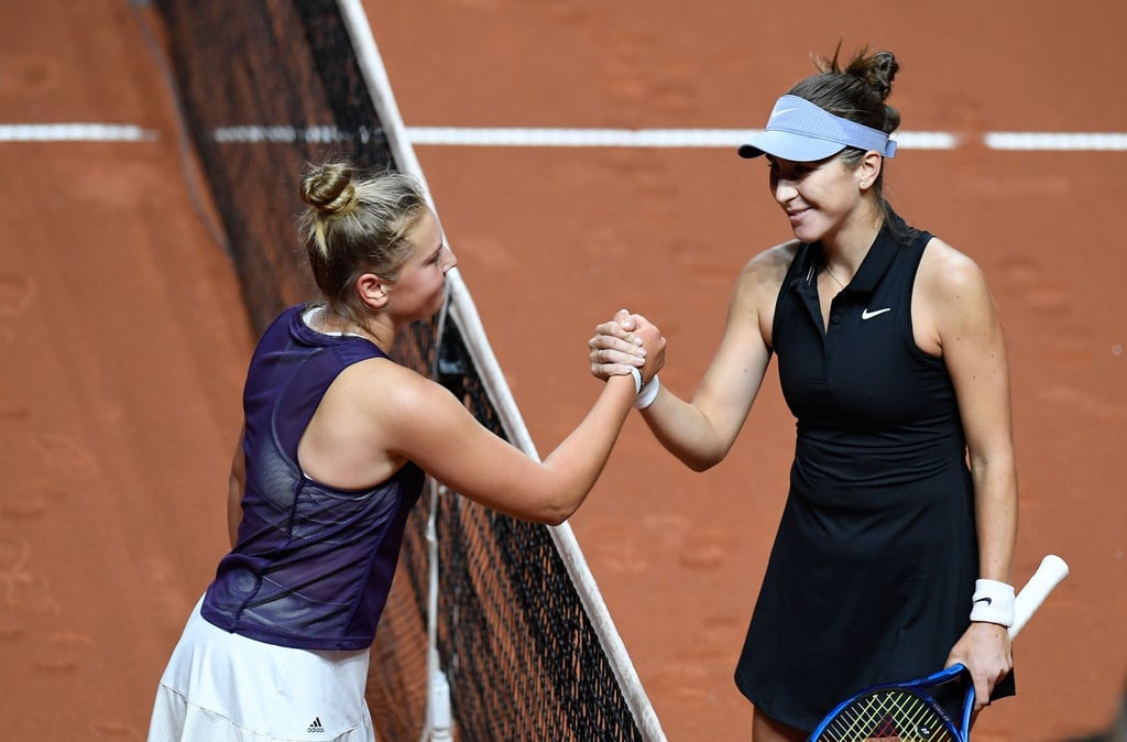 Nastasja Schunk (l) gratuliert Belinda Bencic zum Sieg.
