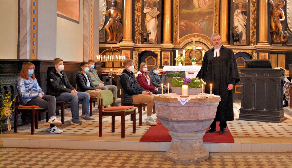 In der Kirche ?Sankt Georg? in Langenweddingen stellen sich die diesjährigen Konfirmanden bei einem Gottesdienst der evangelischen Kirchengemeinde vor.
