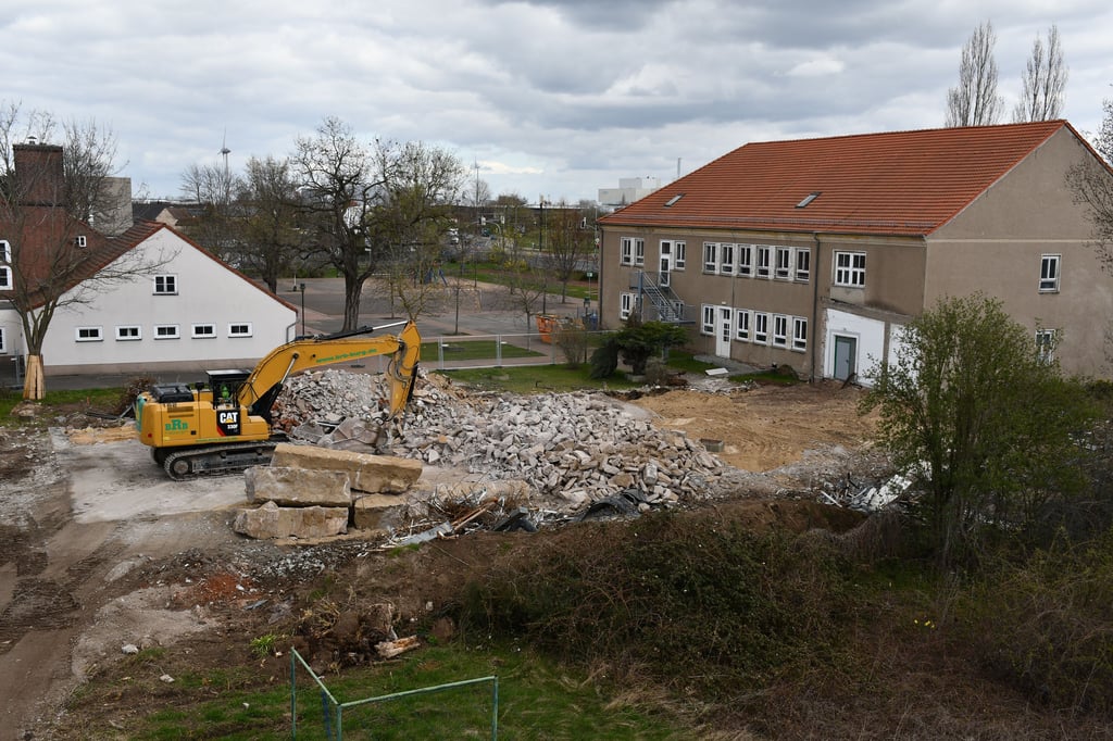 Die ehemalige Bebelschule in Magdeburg-Rothensee wird abgerissen.