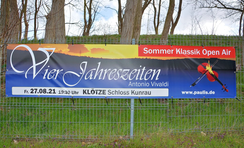 „Vier Jahreszeiten", dieses Konzert soll am 27. August in Kunrau stattfinden. Auf Plakaten, wie hier am Klötzer Stadion, wird dafür geworben. „Warum gibt es dafür eine Zusage, aber für ein zweites Drömlingsfest eine Absage?“, fragt sich der Kulturklub Drömling.