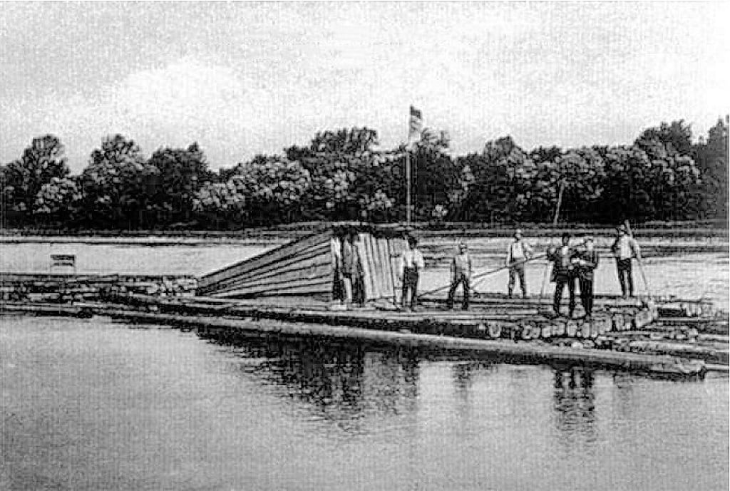 Holztransport per Floß auf der Elbe in Magdeburg auf einer alten Postkarte vom Anfang des 20. Jahrhunderts.