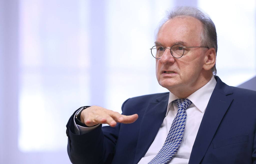 Ministerpräsident Reiner Haseloff gestikuliert.