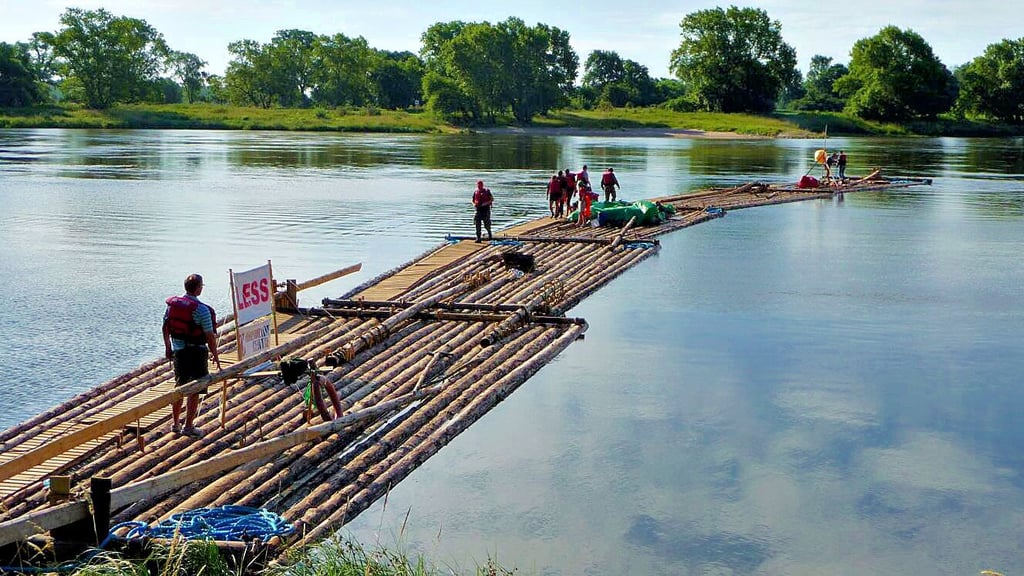 2012 besuchten tschechische Flößer die Rogätzer Anlegestelle auf ihrem Weg nach Hamburg.