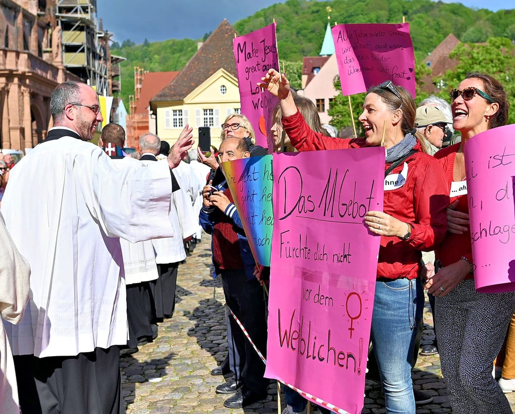 Aktivistinnen der Iniative ?Maria 2.0? demonstrieren 2019 vor dem Freiburger Münster.
