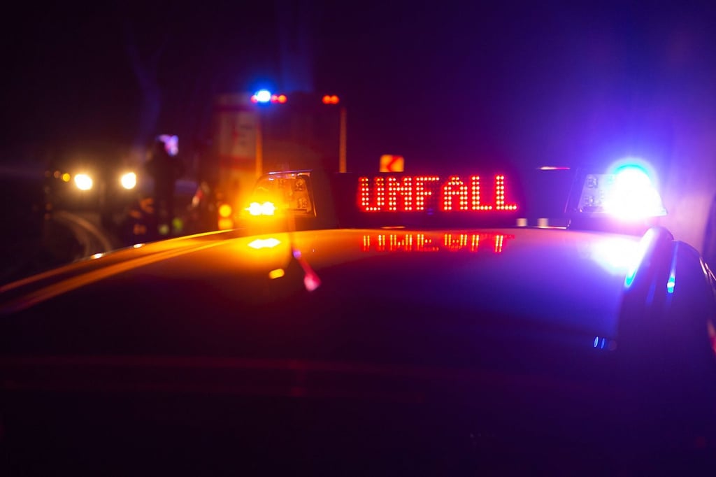 Einsatzfahrzeuge von Polizei und Rettungsdiesnt an einer Unfallstelle.