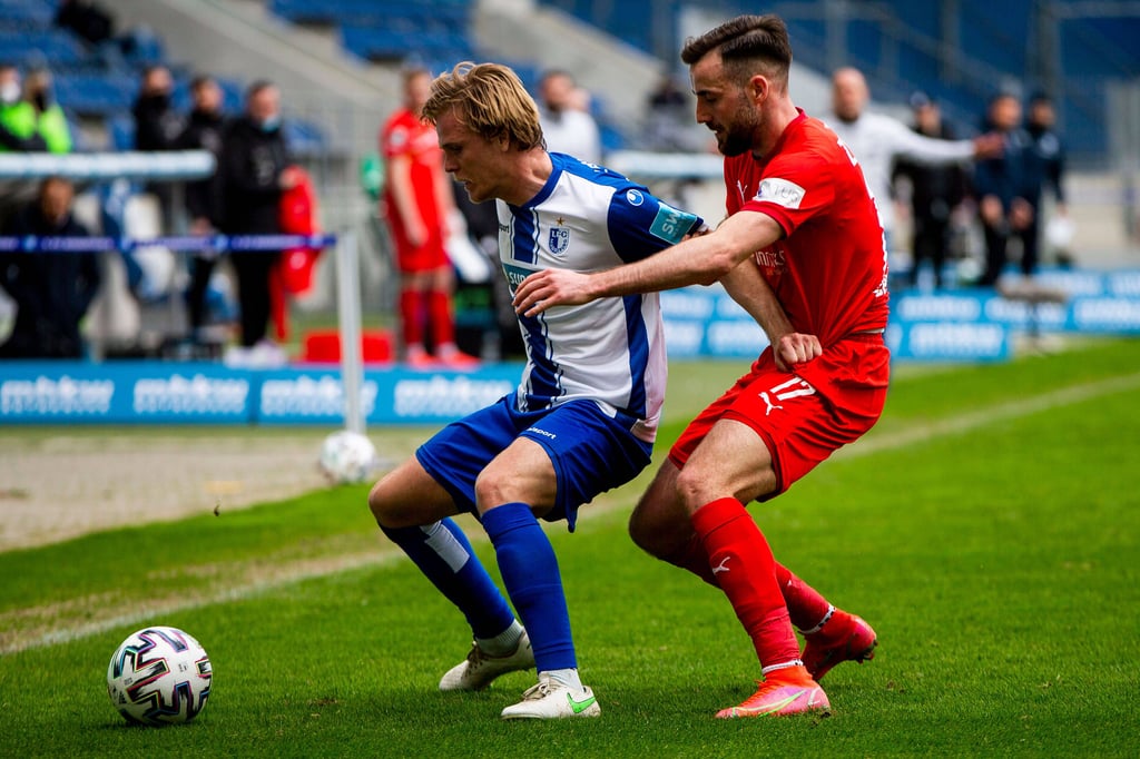 Ob mit dem Ball am Fuß oder in der Arbeit gegen den Ball: Thore Jacobsen (l.) sammelte gegen Zwickau wieder fleißig Kilometer und scheute keinen Zweikampf - wie hier gegen Morris Schröter. Foto: