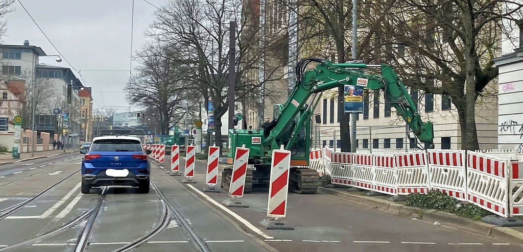 Im Baustellenbereich rollt es nur einspurig auf der Halberstädter Straße in Fahrtrichtung Ottersleben. Foto: Marco Papritz