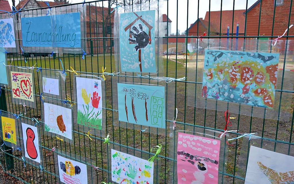 Eine Zaunausstellung präsentiert Arbeiten aus der Kindertagesstätte ?Spatzennest" in Aspenstedt. So wurde zu Notbetreuungszeiten Kontakt zu den Kindern gehalten, die nicht in die Einrichtung durften. Zudem erfreut die Freiluft-Galerie alle Spaziergänger im Ort.