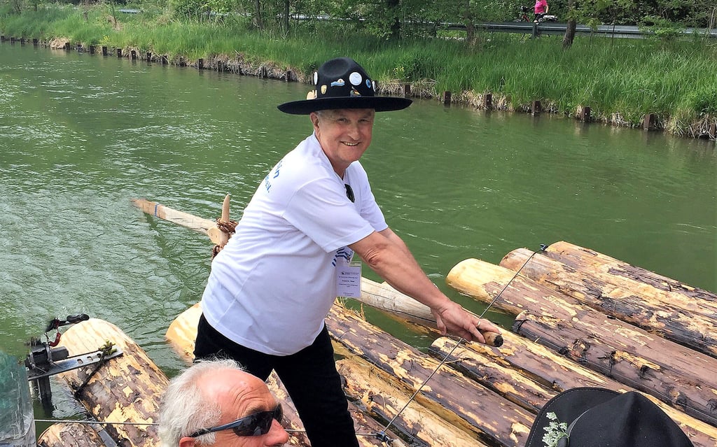Frank Thiel bei einer Floßfahrt auf der Isar.