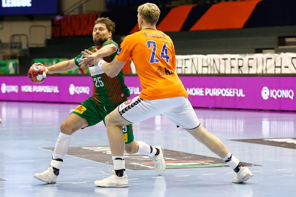 Magdeburgs Marko Bezjak setzt sich energisch durch.