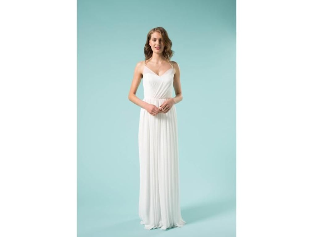 Schmal und gerade geschnitten sind Brautkleider im i-Stil - und damit gut für Frauen mit schmaler Taille geeignet (kisui Berlin; Preis auf Anfrage). Foto: kisui Berlin