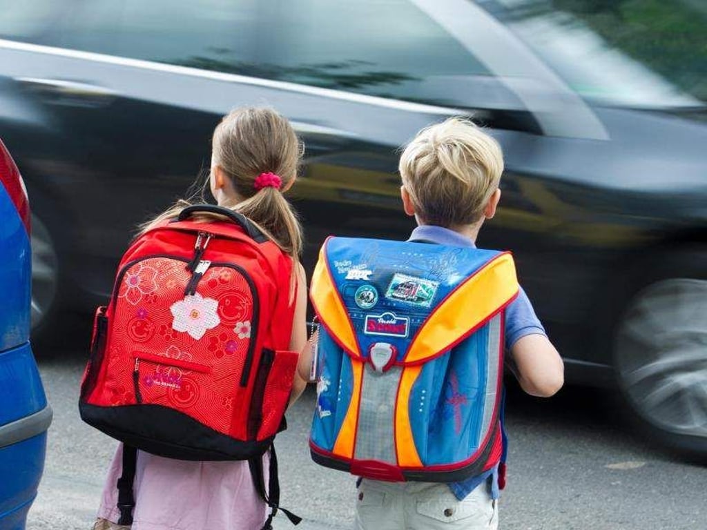 Der Weg zur Schule sollte bekannt sein. Deswegen sollten Schüler den Weg vorher zusammen mit den Eltern mehrmals üben. Foto: Ralf Hirschberger