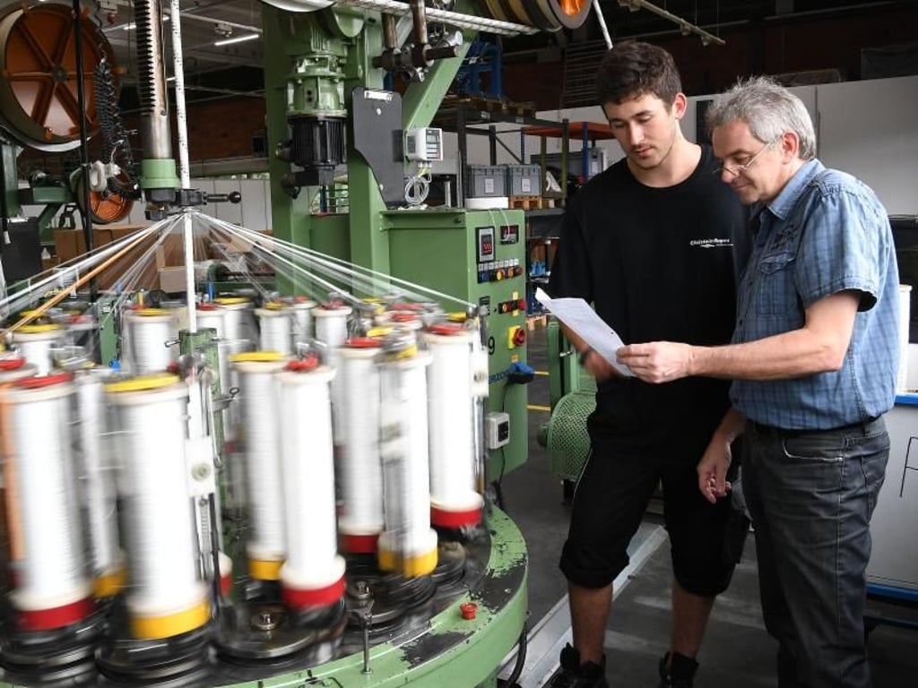 Technisches Verständnis ist für den Beruf als Seiler unabdingbar: Ausbilder Wolfram Müller erklärt seinem Azubi Hendrik Borchardt (l) die Flechtmaschine. Foto: Carmen Jaspersen