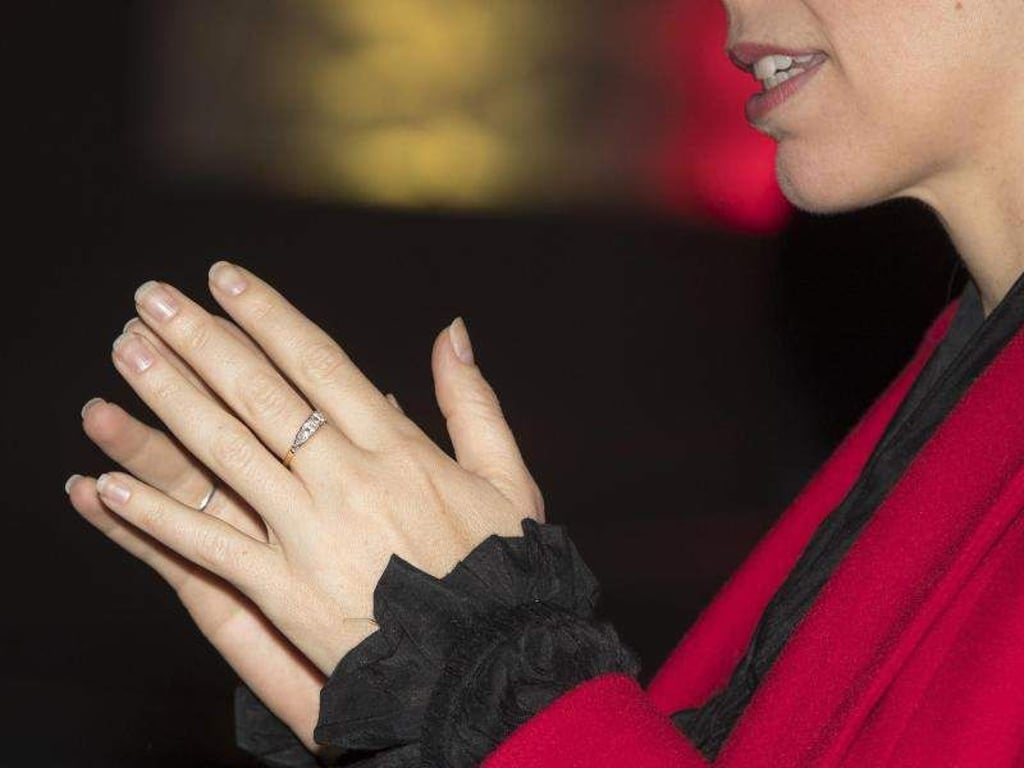 Jacinda Ardernträgt ihren Verlobungsring am Mittelfinger. Foto: Michael Craig/New Zealand Herald