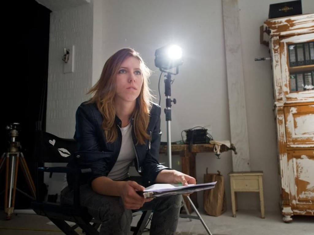 Trotz viel Teamarbeit am Set des GG production Studio ist Regisseur ein einsamer Beruf: Ewa Wikiel ist in dem Job diejenige, die den Großteil der Entscheidungen trifft. Wikiel studiert im vierten Jahr Regie an der Deutschen Film- und Fernsehakademie Berlin (dffb). Foto: Inga Kjer