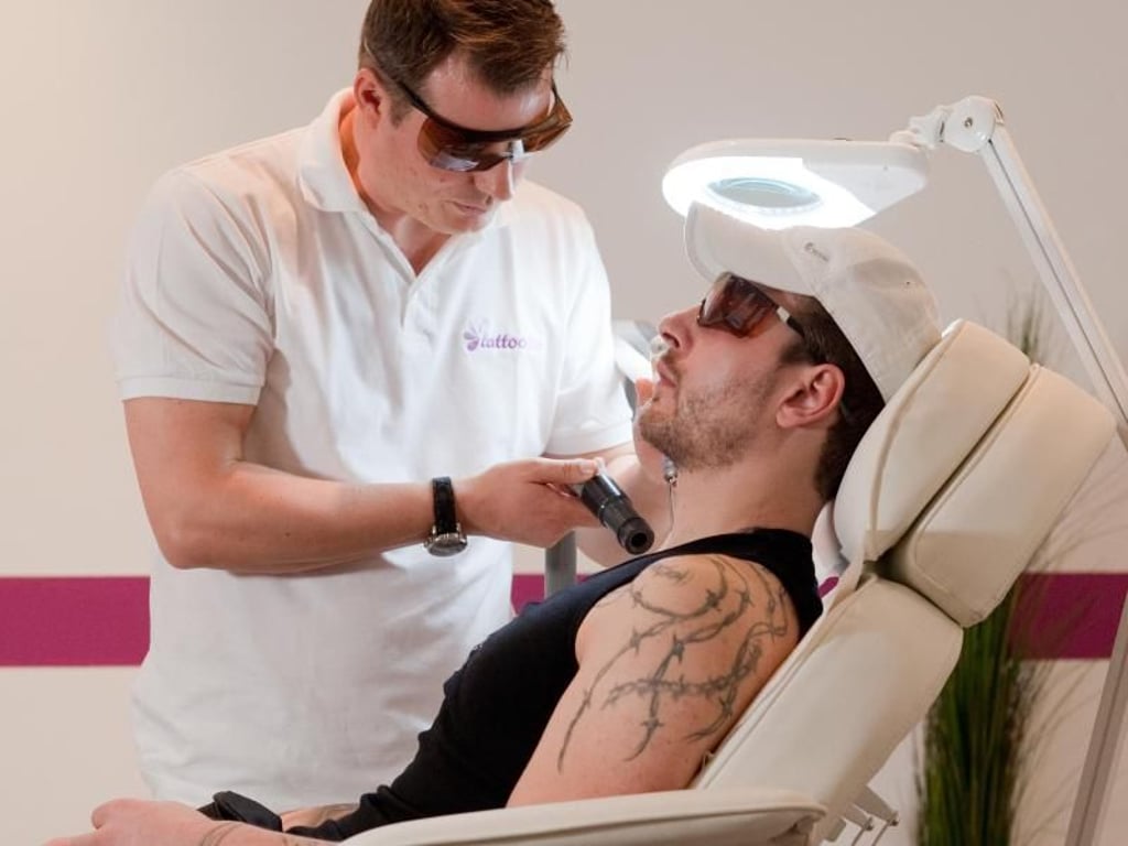 Ist das Tattoo nicht mehr erwünscht, entfernen Markus Lühr (stehend) und seine Kollegen es mit einem Laser. Foto: Klaus-Dietmar Gabbert