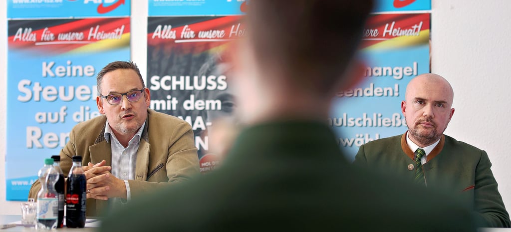 AfD-Landesvize Hans-Thomas Tillschneider sitzt nicht nur im Bild ganz rechts. Er gilt als ein führender Kopf des „Flügels“, den der Verfassungsschutz als „gesichert rechtsextrem“ eingestuft hat. Links im Bild: AfD-Chef Martin Reichardt.