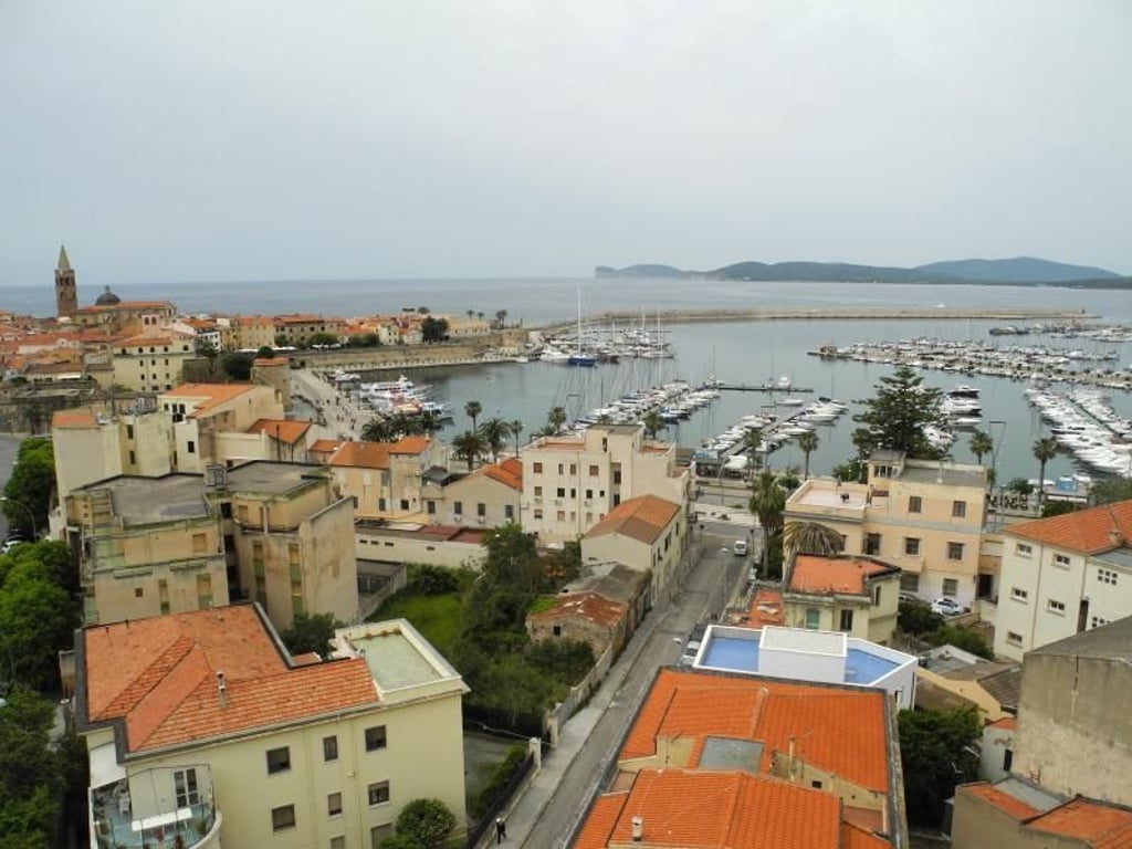 Noch ist das Wetter eher trüb: In Alghero kommt die Sonne Anfang Mai an manchen Tagen noch nicht durch. Foto: Kristin Kruthaup