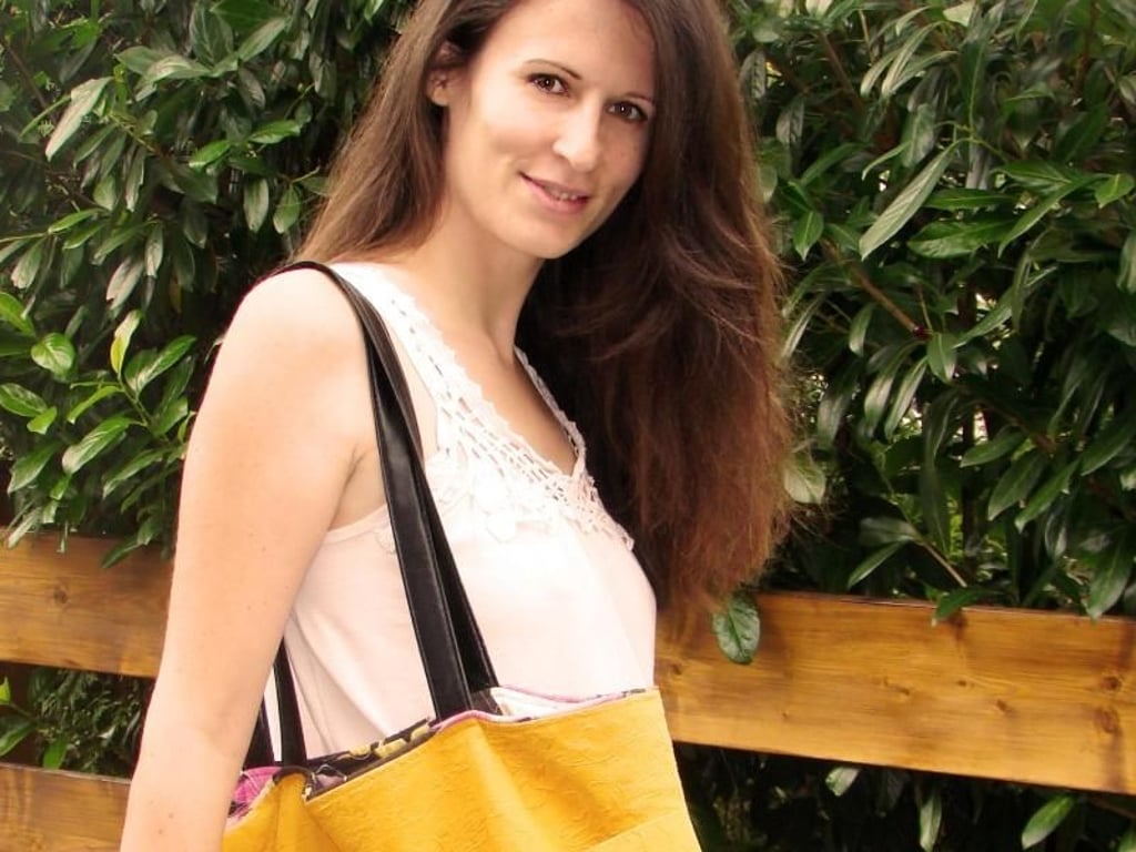 Stefanie Kießling und ihre Familie versuchen, möglichst ohne Müll zu leben. Sie bloggt darüber. Hier trägt sie eine Upcycling-Tasche aus Stoffresten und Teilen einer alten Tasche. Foto: www.zerowastefamilie.de