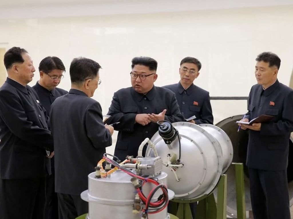 Nordkoreas Staatschef Kim Jong Un neben einem Sprengkopf: Nach Ansicht von Experten hat Pjöngjang nach dem ersten Treffen mit Trump nicht wesentlich abgerüstet. Foto: KCNA via KNS