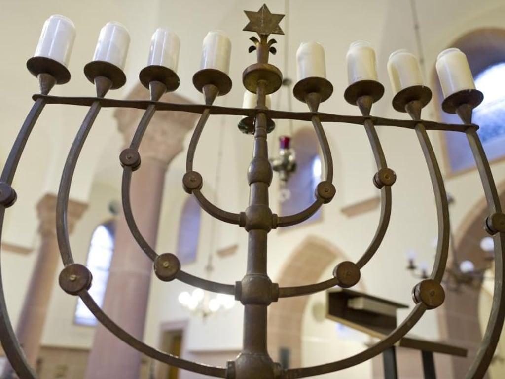 Ein Chanukkaleuchter in der Synagoge in Worms. Foto: Uwe Anspach