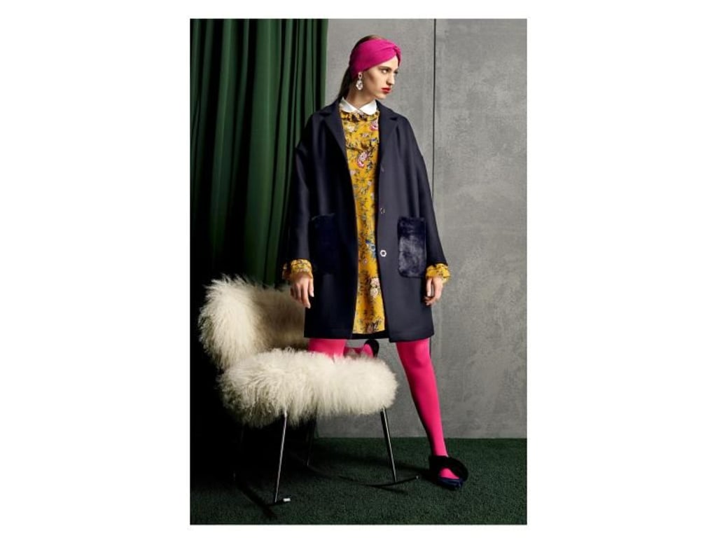 Ein Trick fürs Styling: Die knallige Strumpfhosen-Farbe wiederholt sich im Outfit. Rich & Royal macht das bei einem knalligen Rosa. (Stirnband ca. 60 Euro, Kleid ca. 150 Euro, Mantel ca. 250 Euro) Foto: Rich & Royal