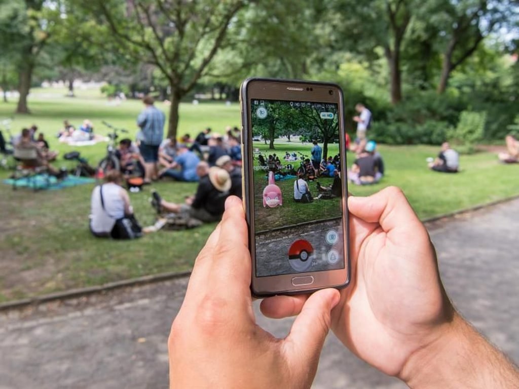 Mit der App «Pokémon Go» können Spieler überall auf die Suche nach den Taschenmonstern gehen. Foto: Sebastian Gollnow