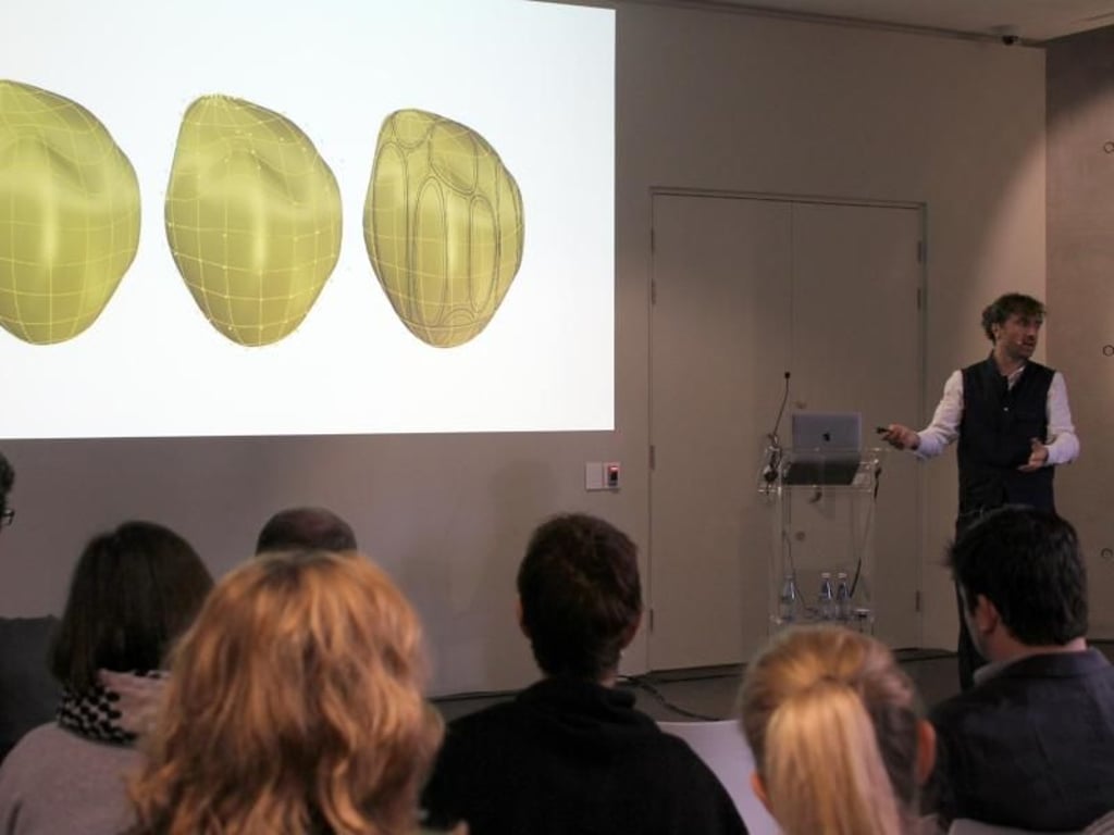 Der britische Stararchitekt Thomas Heatherwick erläutert, wie er ein getrocknetes Maiskorn gescannt und als Schablone für den Bau des Atriums des Zeitz-MOCAA-Museums verwendet hat. Foto: Kristin Palitza