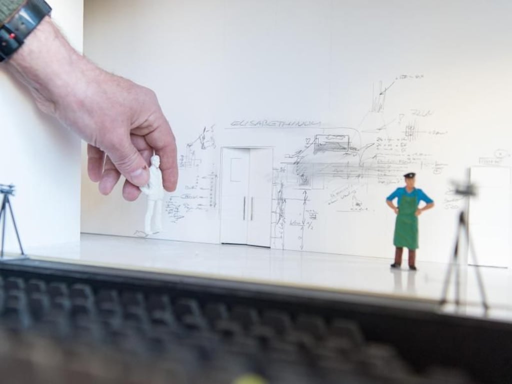 Puppenspieler: Bühnenbildner müssen ihre Ideen zunächst in einem Modell veranschaulichen. Foto: Sebastian Gollnow