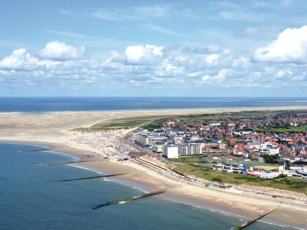 Badevergnügen auf Borkum: Der Strand ist 26 Kilometer lang und 500 Meter breit. Foto: borkum.de