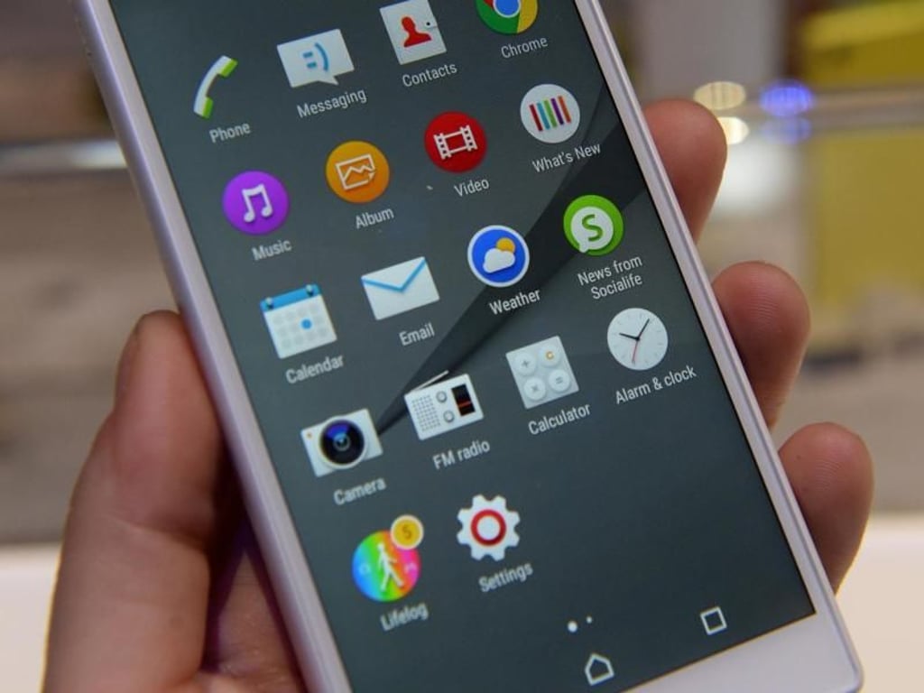 Das Xperia Z5 Compact steckt als einziges Smartphone des Trios in einem Plastikgehäuse. Foto: Andrea Warnecke