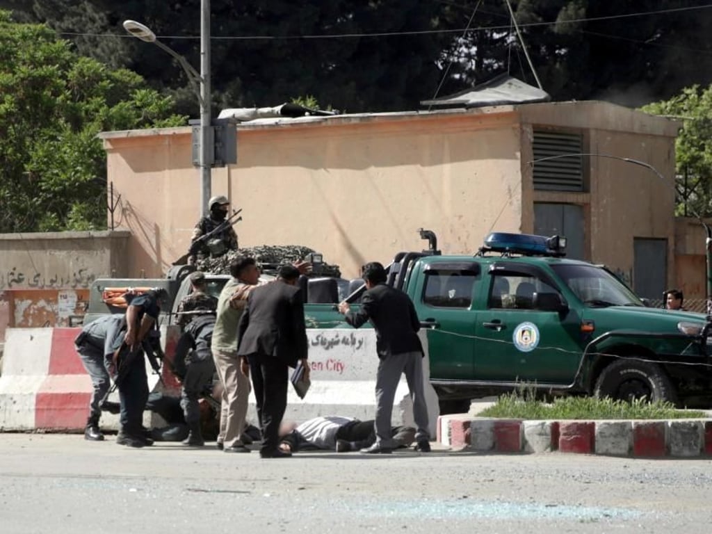Einem Polizeisprecher zufolge soll ein Selbstmordattentäter auf einem Motorrad die erste Detonation ausgelöst haben. Foto: Massoud Hossaini, AP