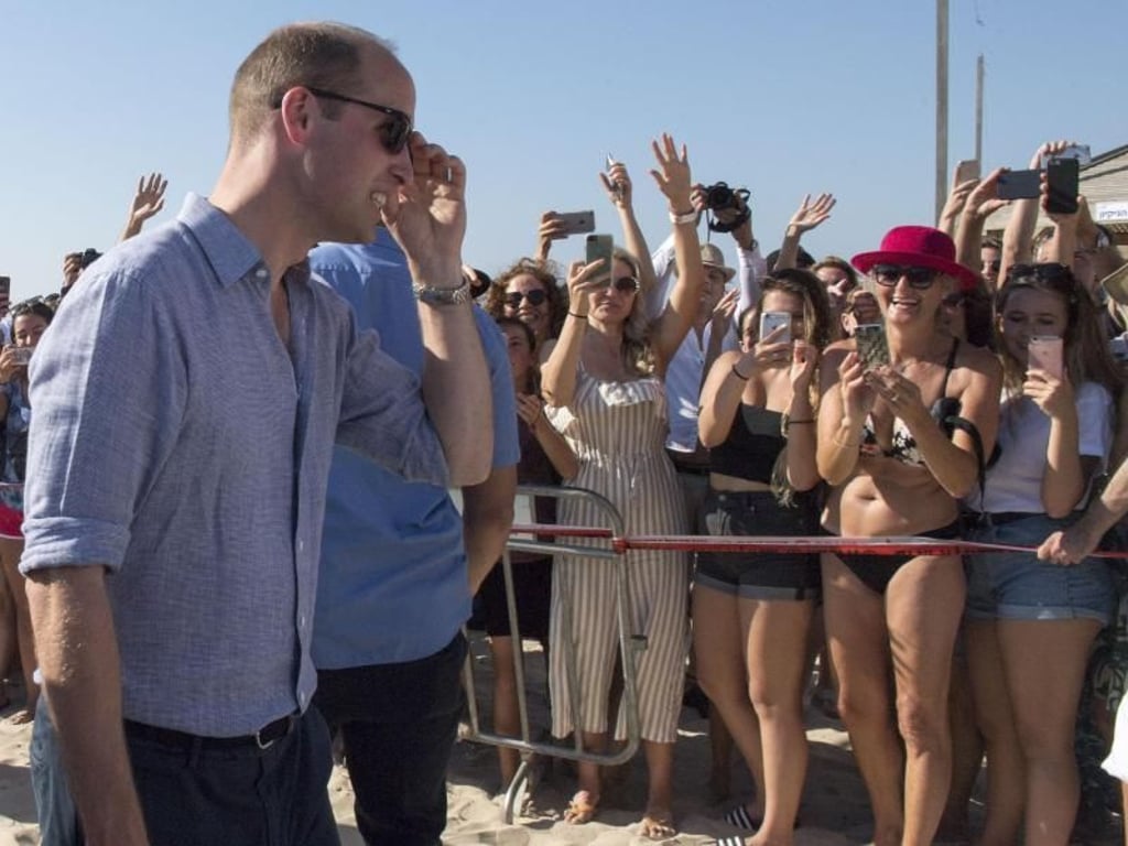 Beach Boy: Prinz William (l.) wird von weiblichen Fans bejubelt. Foto: Arthur Edwards/The Sun/PA