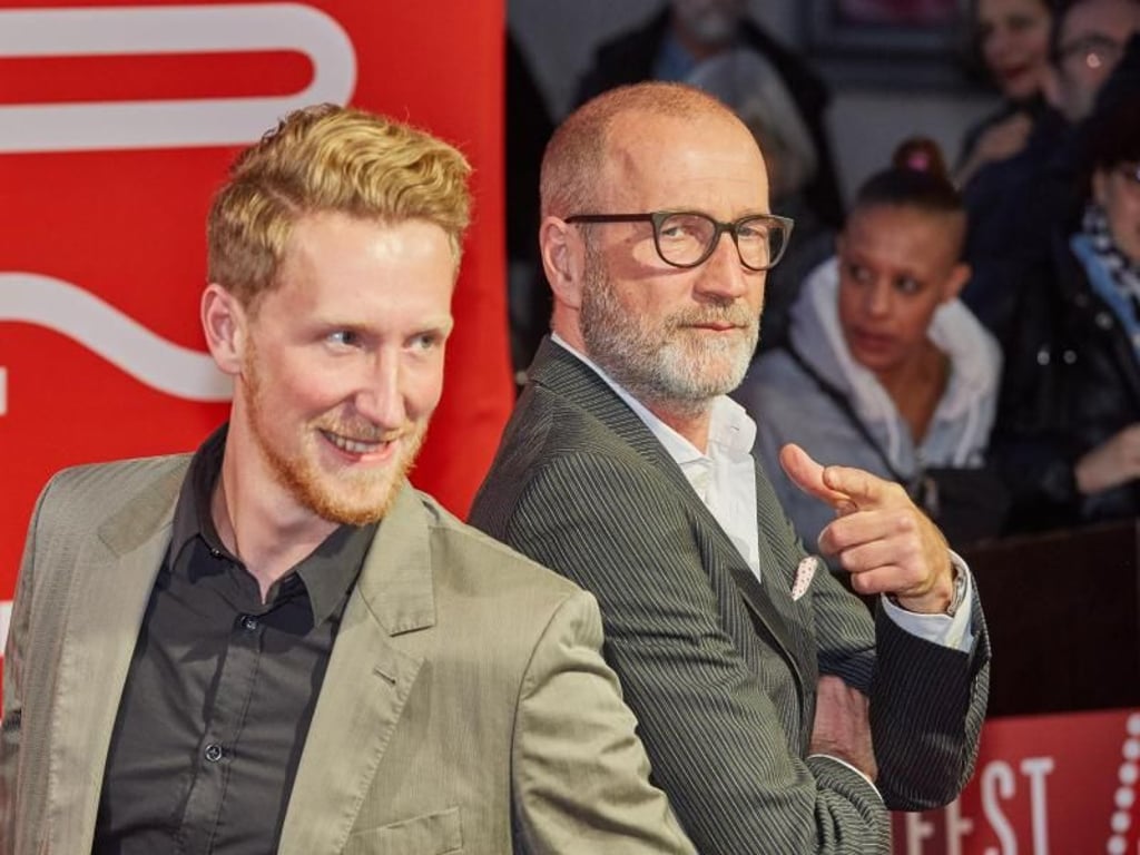 Peter Lohmeyer ist mit seinem Sohn Louis Klamroth zur Eröffnung des 23. Filmfests Hamburg gekommen. Foto: Georg Wendt